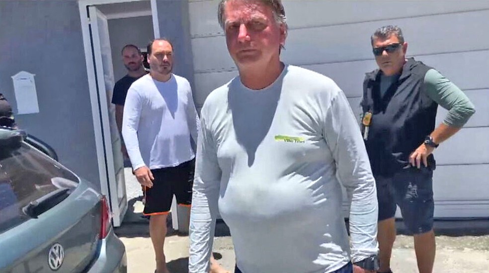 Carlos Bolsonaro (à esquerda) e Jair Bolsonaro (ao centro) em janeiro de 2024, durante operação do inquérito da Abin paralela. — Foto: Reprodução/GloboNews