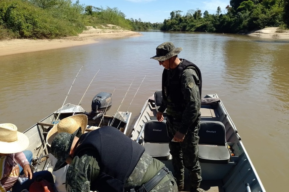 Quatro homens foram flagrados pescando em locais irregulares, em Junqueirópolis (SP) — Foto: Polícia Ambiental/Divulgação