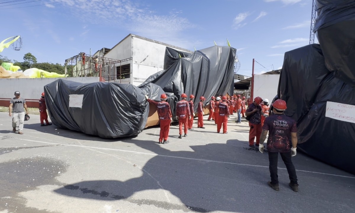 Festival de Parintins: Boi Garantido inicia transporte de alegorias para área de concentração do Bumbódromo