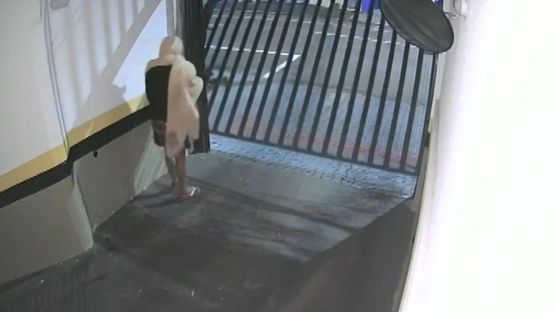 Vídeo: homem se cobre com cobertor, invade prédio e furta bicicleta em Cascavel