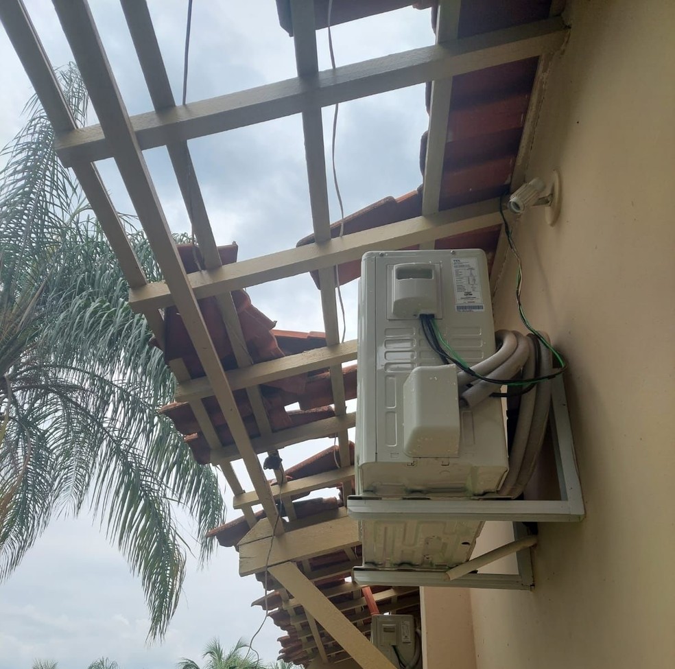 Temporal provocou destelhamento de imóveis em Potirendaba (SP) — Foto: Prefeitura de Potirendaba/Divulgação