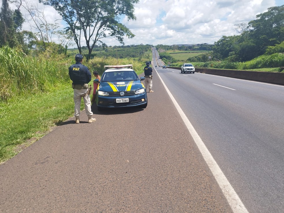 Mulher caminhava nua pela BR-050 e foi resgatada por agentes da PRF — Foto: PRF/Divulgação