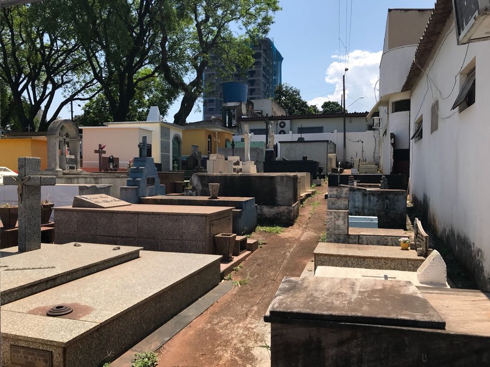 Prazo para reformas e limpezas nos cemitérios de Foz do Iguaçu termina no dia 22 — Foto: Marcos Landim/RPC