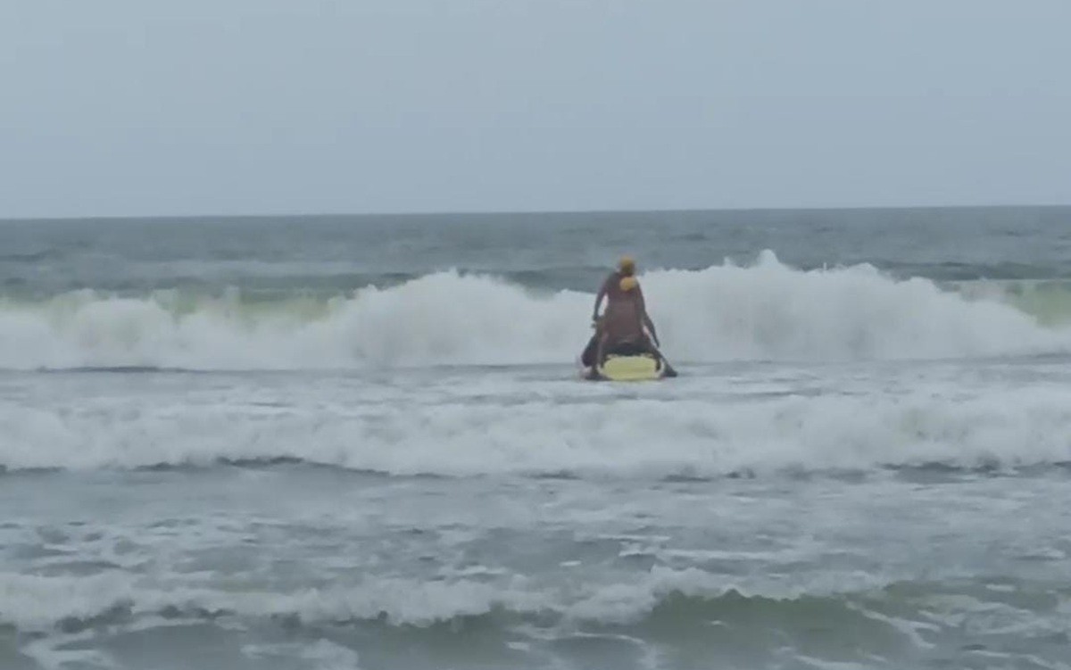Turista desaparece após entrar no mar com outros 5 jovens em SC; buscas seguem