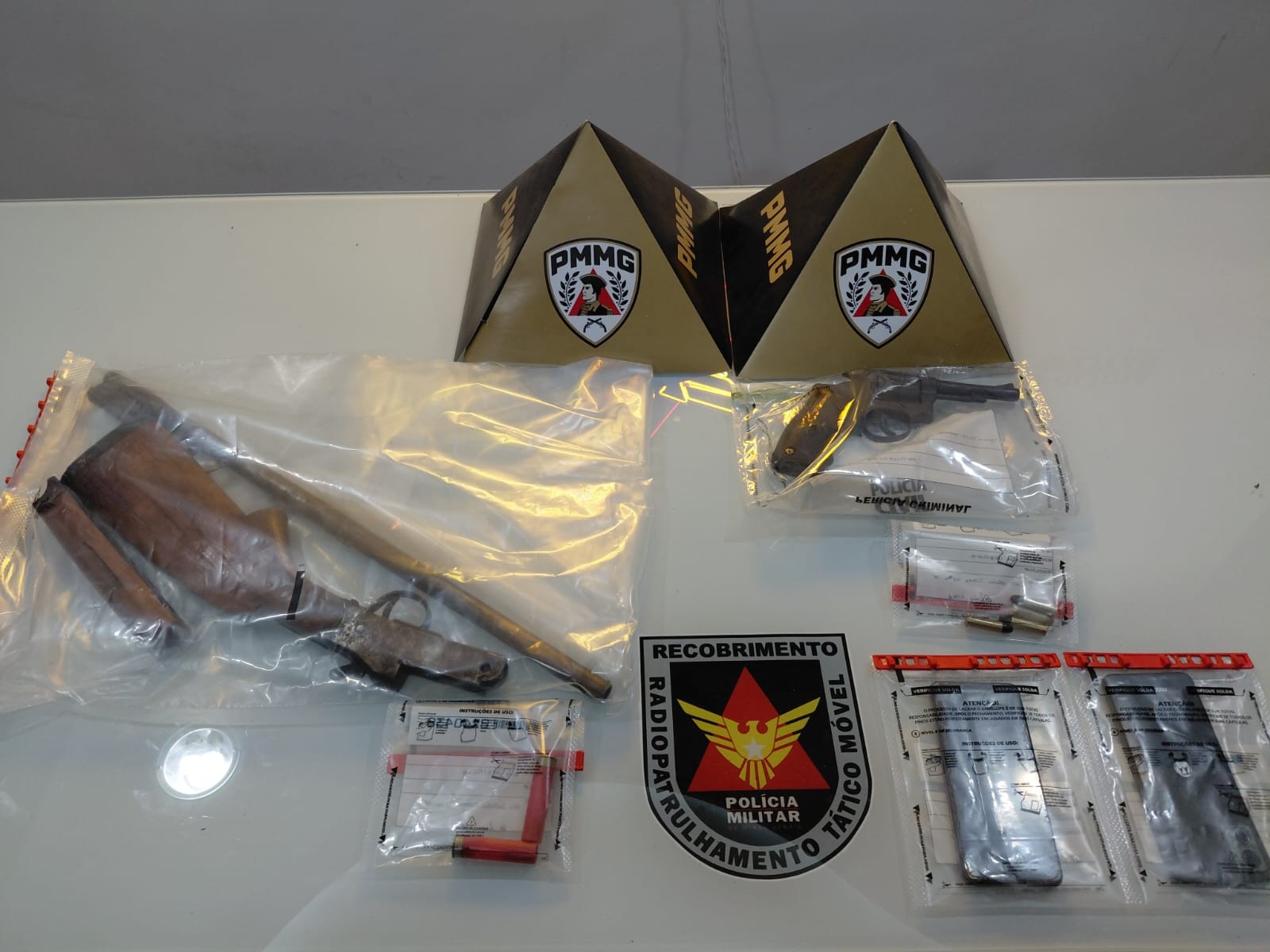 Homens são presos com armas e munições em carro de aplicativo após troca de tiros entre gangues em Governador Valadares 