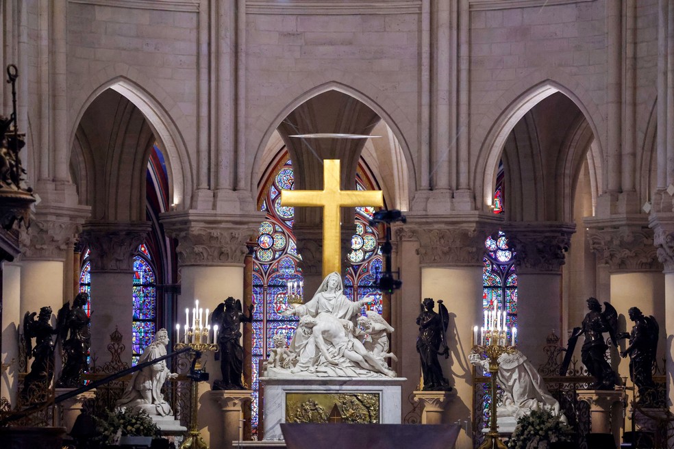 Vista da Estátua na catedral de Notre-Dame de Paris, antes da cerimônia oficial de reabertura após mais de cinco anos de trabalho de reconstrução após o incêndio de abril de 2019, em Paris, em 7 de dezembro de 2024. — Foto: Ludovic Marin/Pool via Reuters