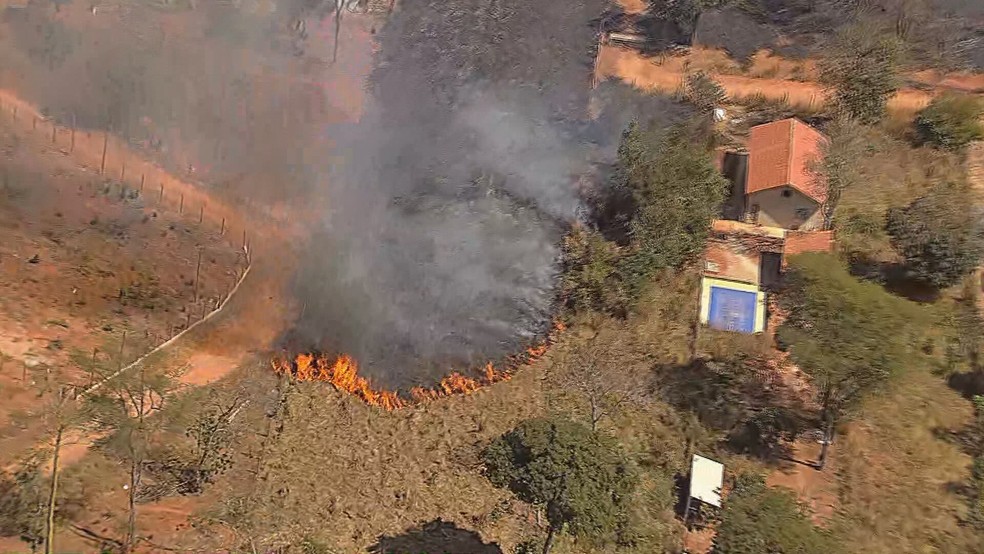 Incêndio chegou próximo a casas na Serra do Cipó — Foto: Reprodução/TV Globo