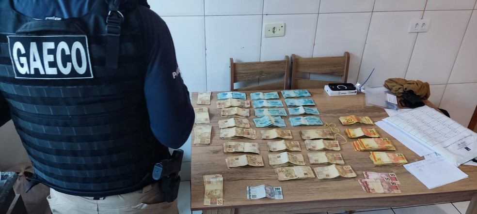 Dinheiro é apreendido na casa do agentes públicos em Maringá — Foto: GAECO/ divulgação