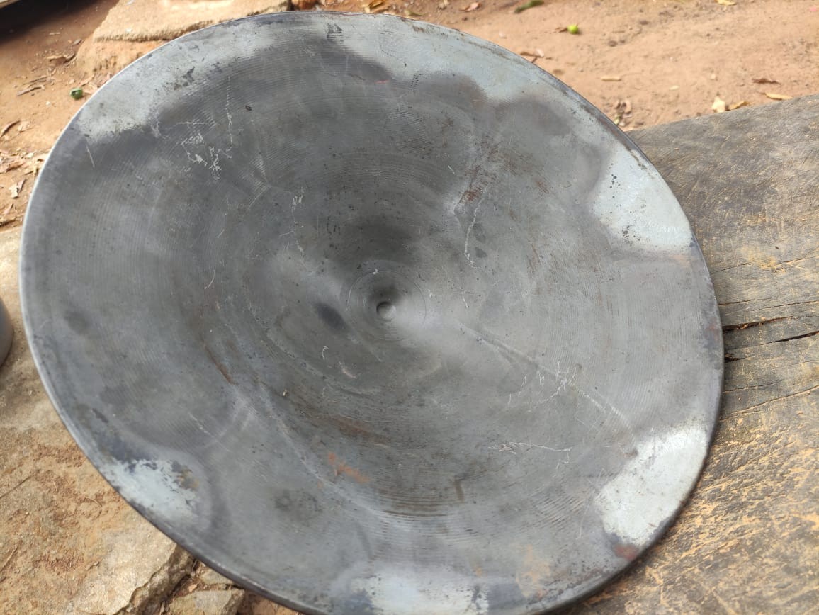Bateia de ouro encontrada dentro de território indígena após reação contra invasores em MT — Foto: Arquivo pessoal