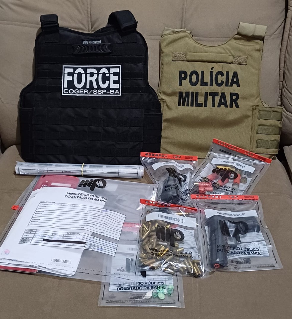 Munições, armas e  drogas foram apreendidas durante uma operação contra policiais investigados por participação em grupo de extermínio na Bahia — Foto: Divulgação/SSP-BA