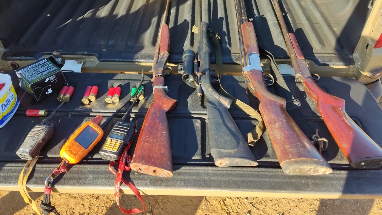 PM apreende armas, animais abatidos, aparelhos de visão noturna e câmeras termais durante operação em Unaí