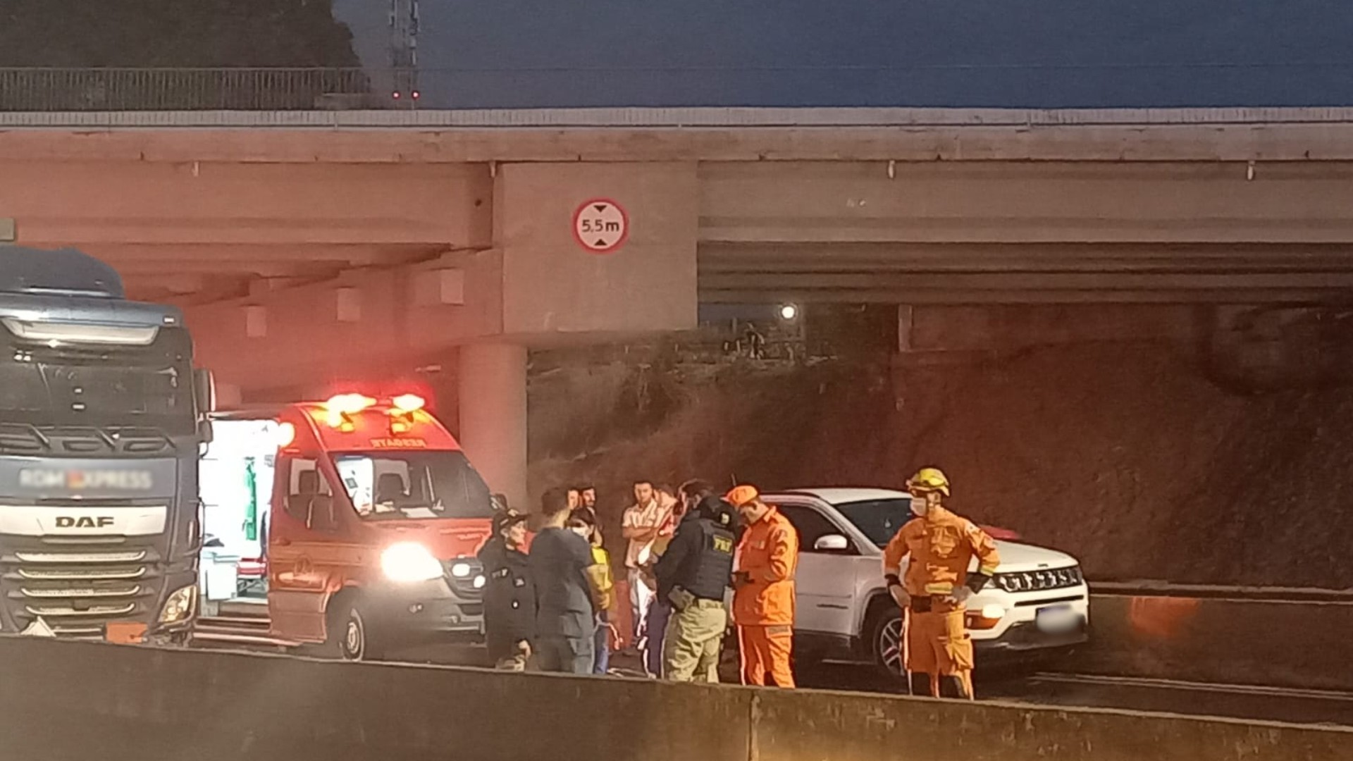 Motociclista morre em acidente na BR-365 e pista fica interditada