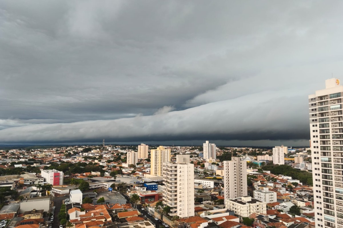 Alerta prevê fenômenos extremos no interior de SP; saiba o que são tornados e microexplosões