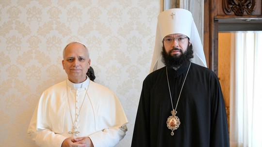 Papa Leão XIV recebe número 2 da Igreja Ortodoxa Russa e discute guerra na Ucrânia; VÍDEO