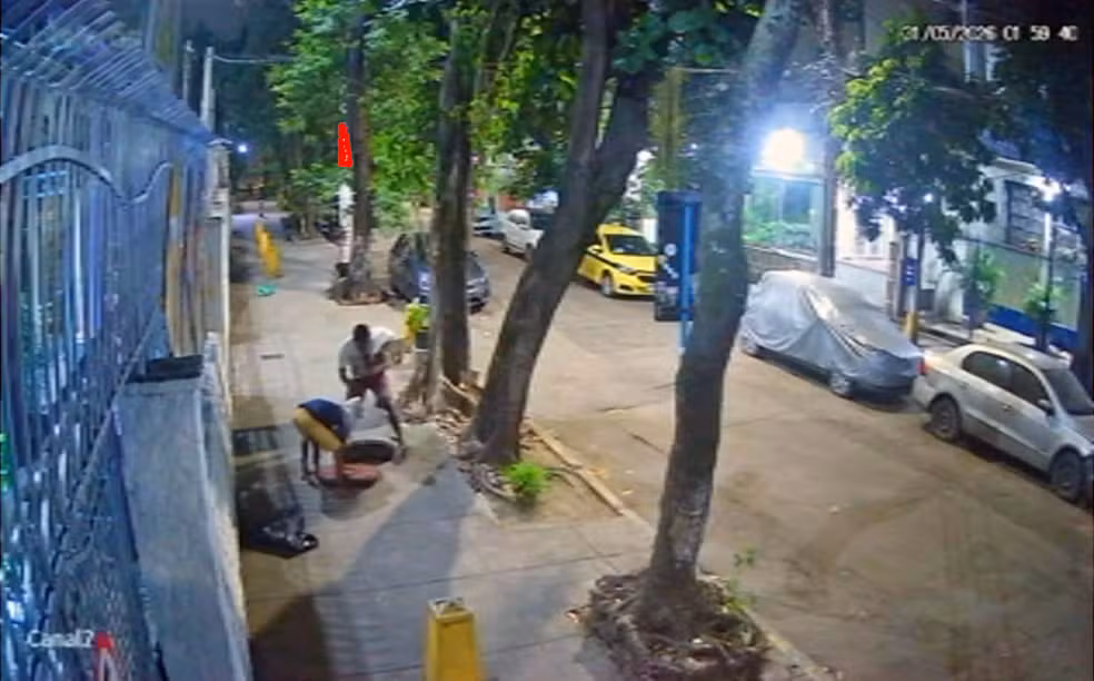 Homens mexeram em bueiro e deixaram a tampa solta1 &mdash; Foto: Reprodu&ccedil;&atilde;o/TV Globo