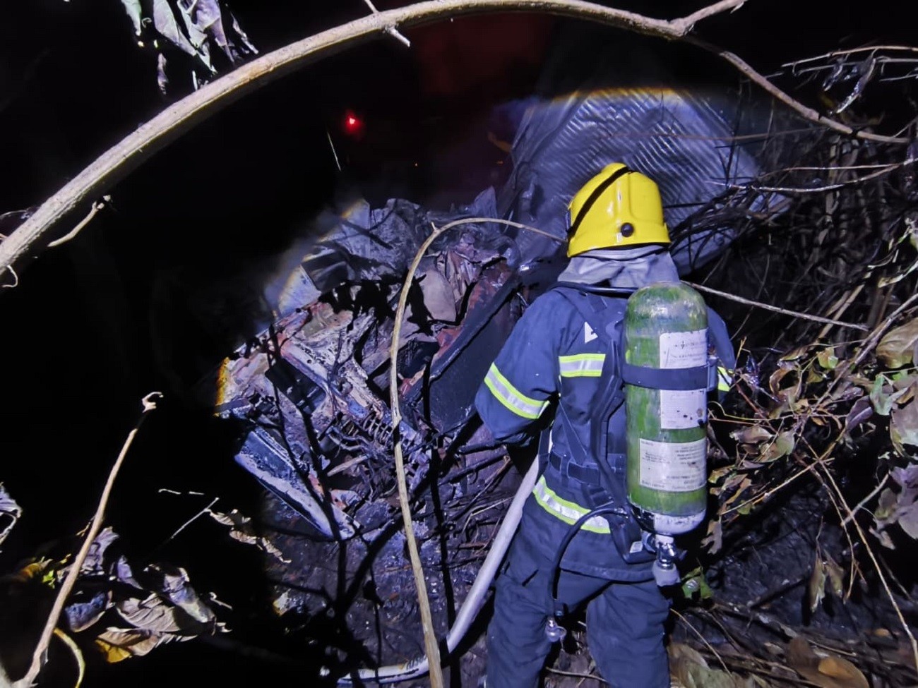 Motorista morre carbonizado após acidente entre duas carretas na BR-153