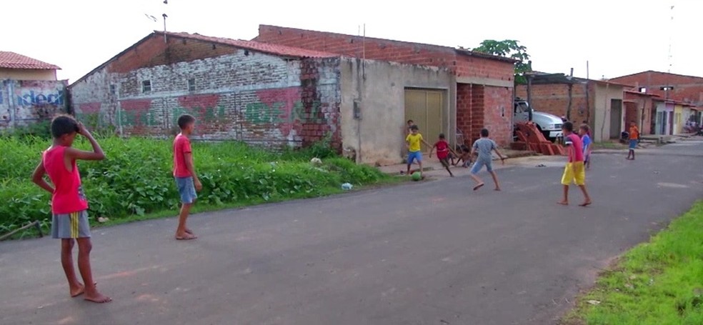Crianças que tiveram bola confiscada por vizinha ganham terreno