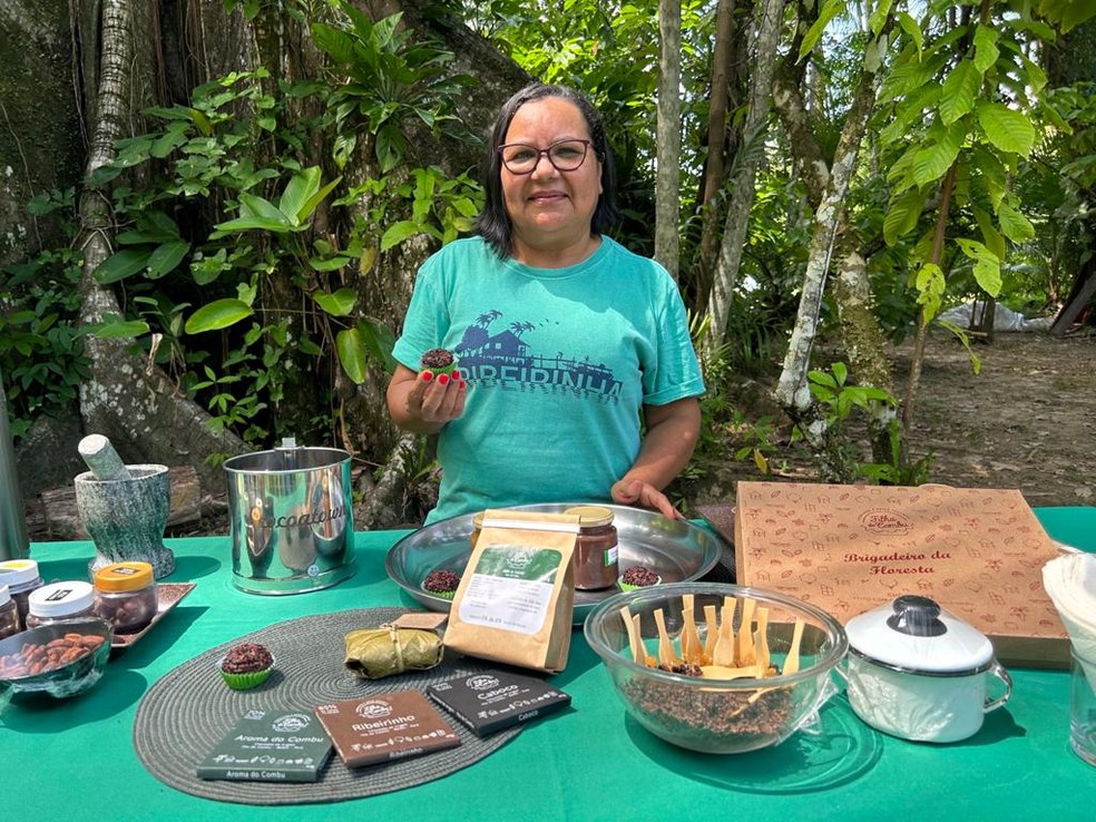 Dona Nena recepciona os visitantes com as delcias produzidas no local. - Foto: Taym Carneiro / g1 Par