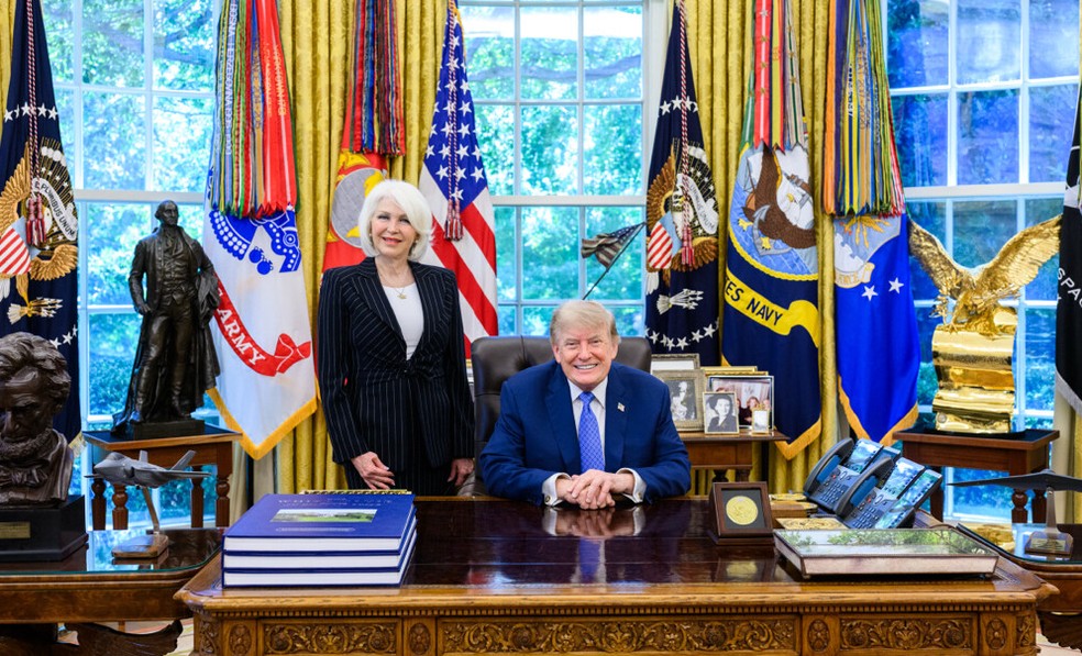 Presidente dos EUA, Donald Trump, ao lado da ativista MAGA Tina Peters em encontro no Salão Oval, na Casa Branca, em 30 de junho de 2026. — Foto: Divulgação/Donald Trump no Truth Social