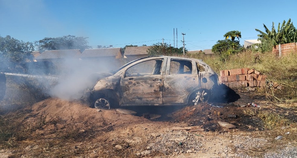 Testemunhas atearam fogo ao veículo envolvido no atropelamento — Foto: Marlon Ferraz/Blog Braga