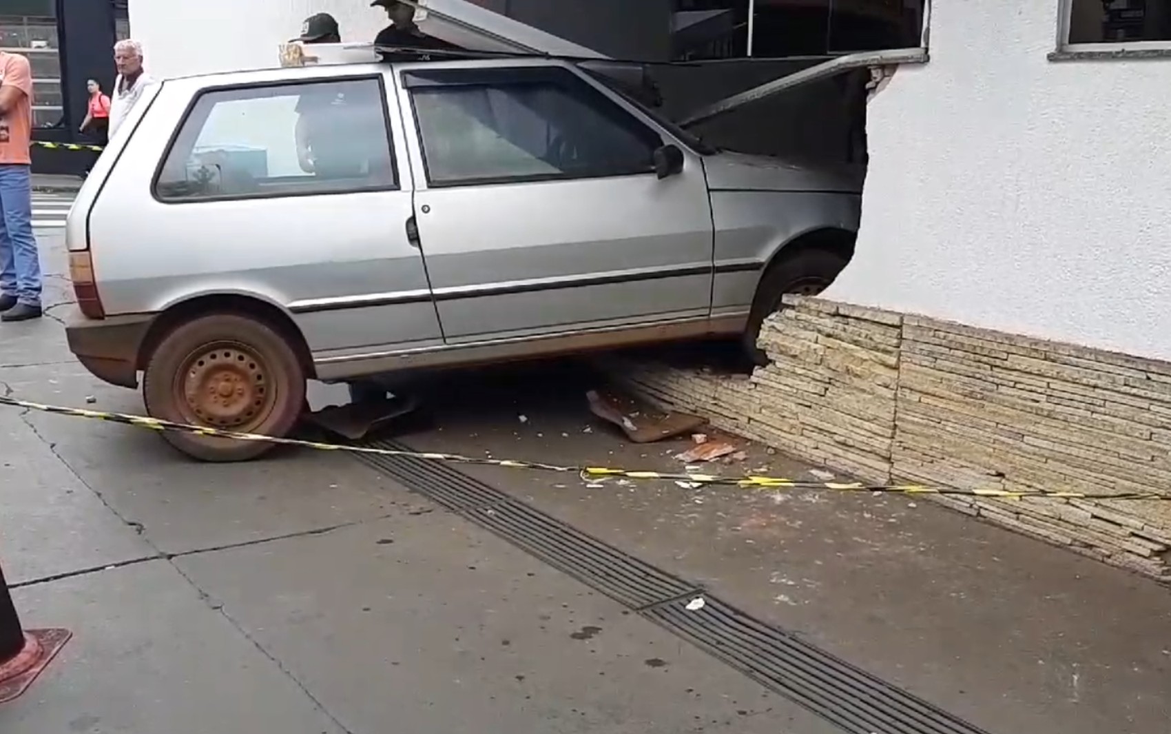 Carro vai parar dentro da Santa Casa de Franca, SP, após batida com outro veículo