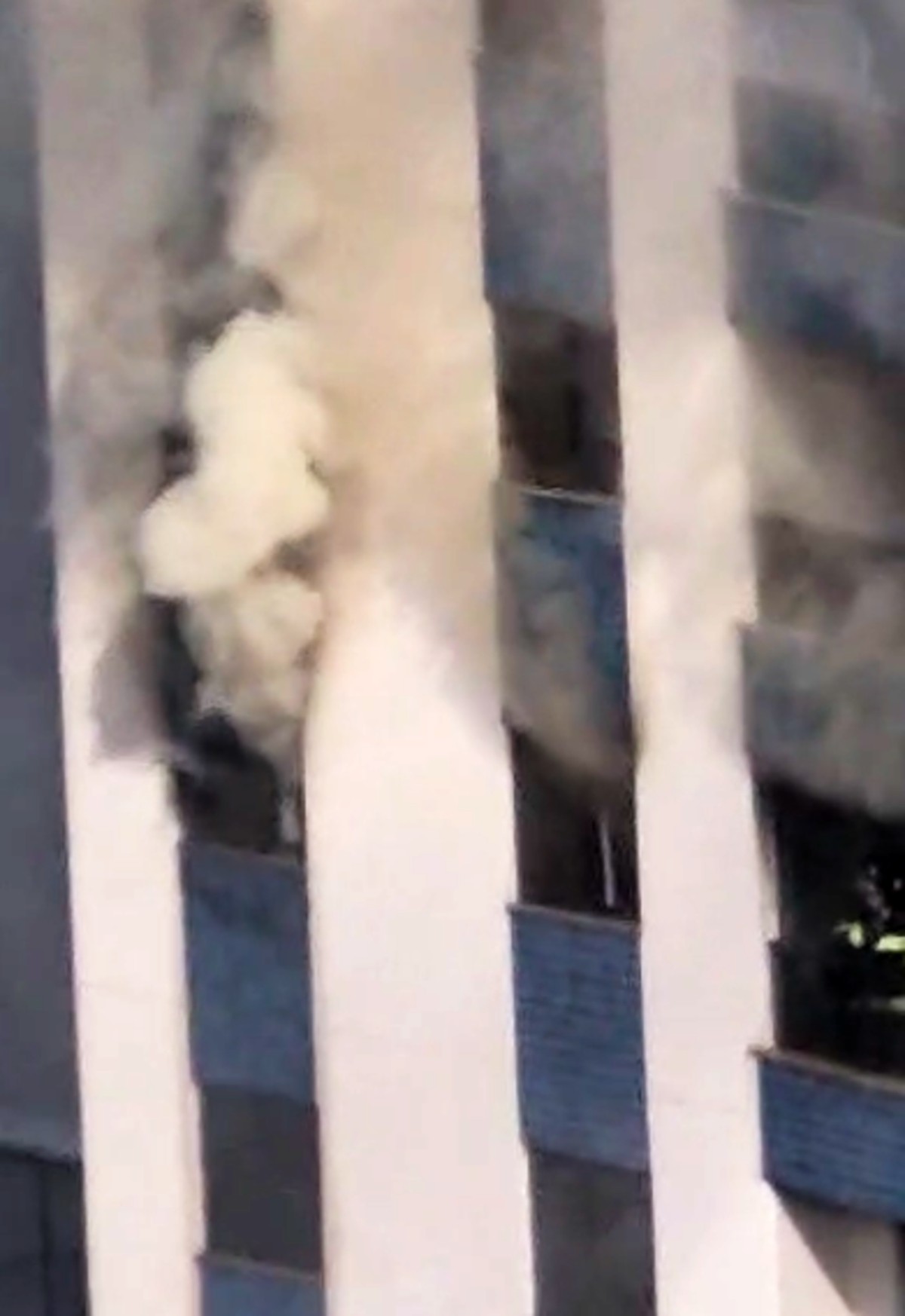 Apartamento pega fogo no Aquarius, em São José dos Campos, e mobiliza Corpo de Bombeiros