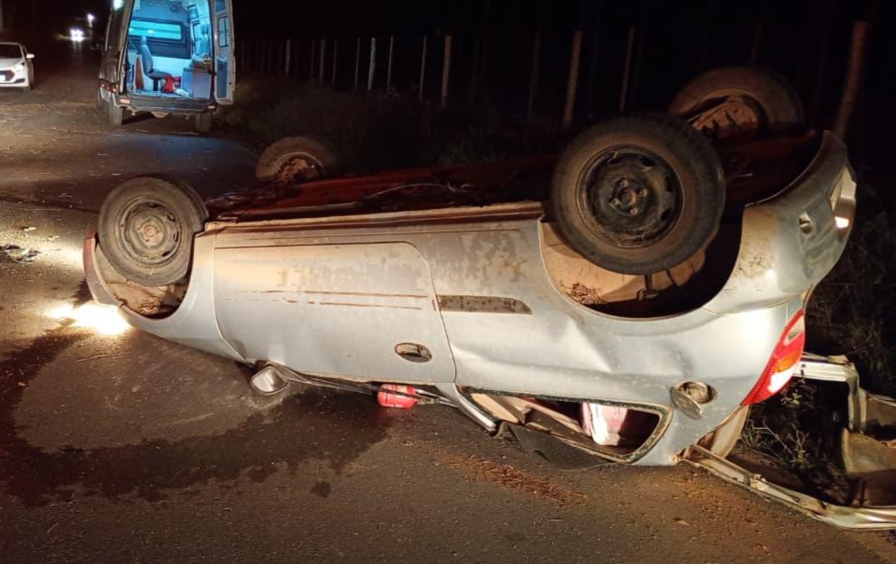 Carro capota várias vezes em acidente em Salto de Pirapora