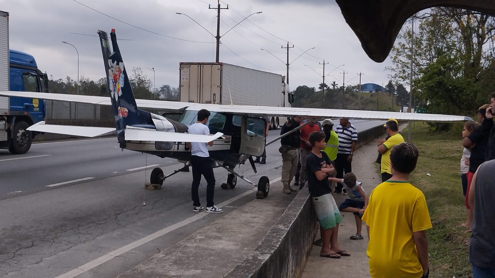 Avião monomotor faz pouso de emergência na Rodovia Régis Bittencourt, em Juquitiba