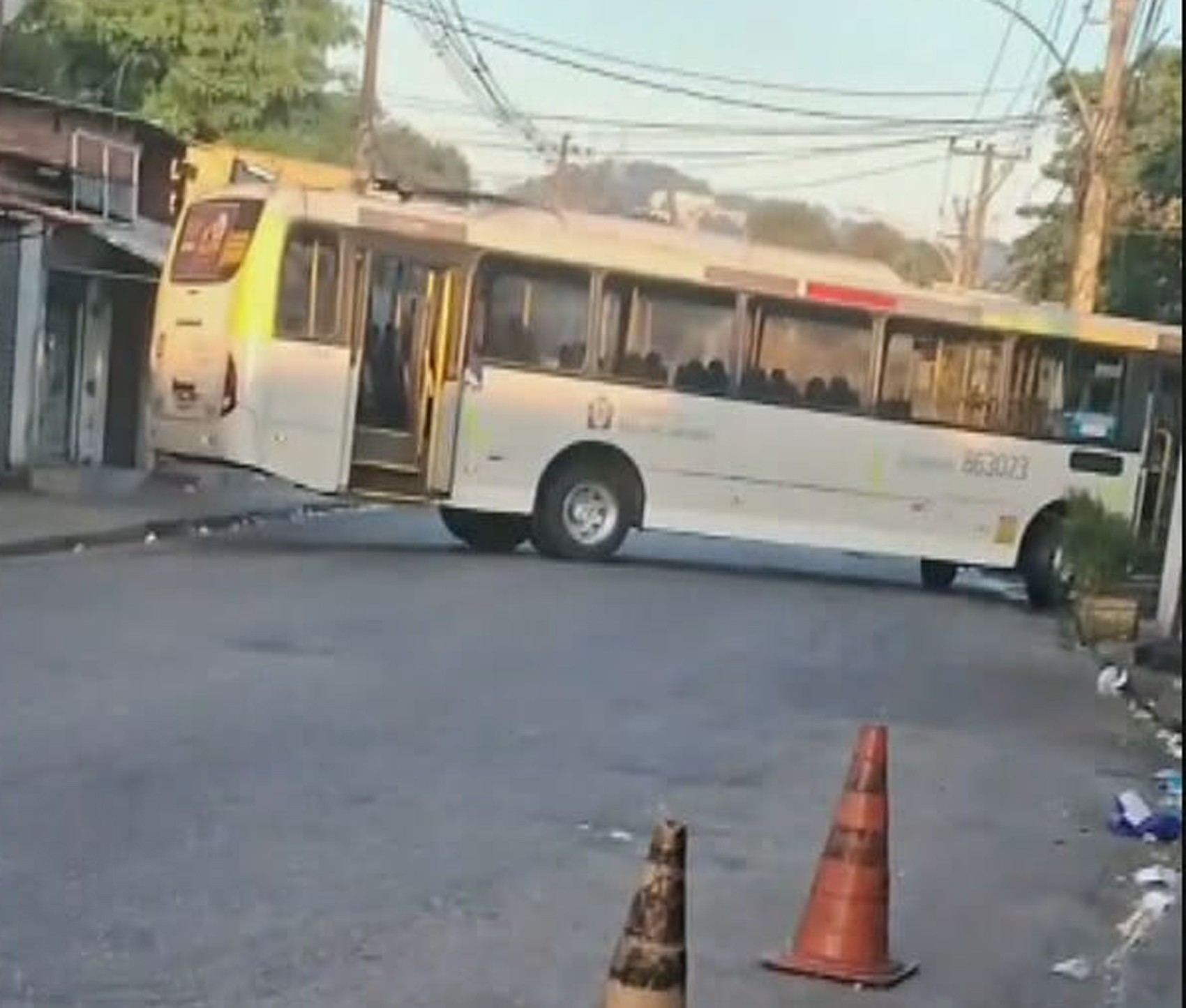 Ônibus é tomado por traficantes e usado como barricada em Costa Barros 