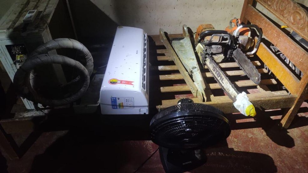 Foram apreendidos uma caminhonete, três armas de fogo, 28 munições e uma porção de maconha. — Foto: Polícia Militar de Mato Grosso