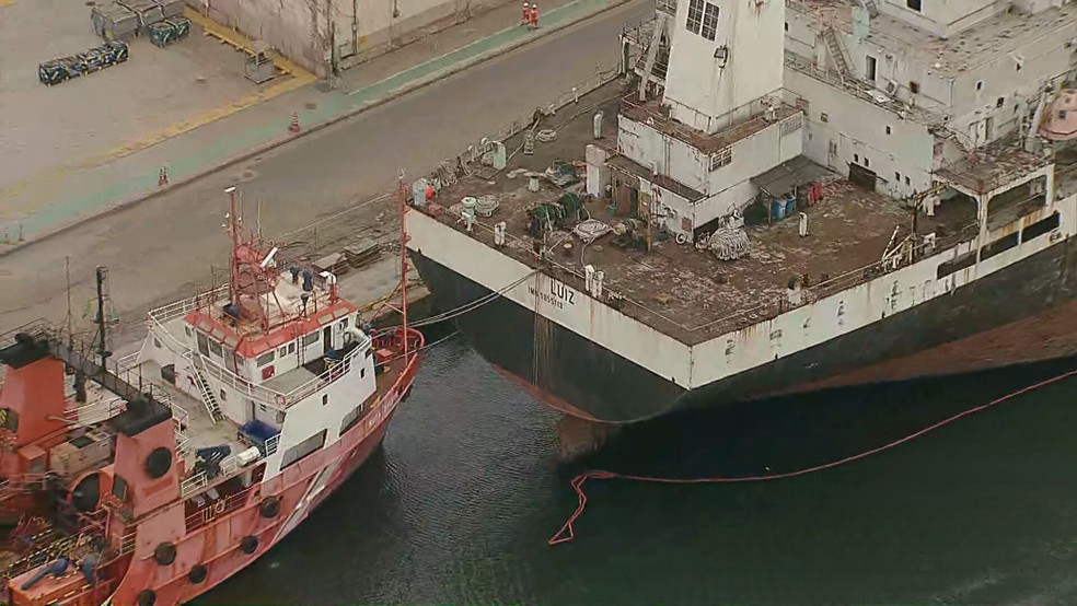 Navio que colidiu com Ponte Rio-Niterói será rebocado e levado para Turquia. — Foto: Reprodução/ TV Globo