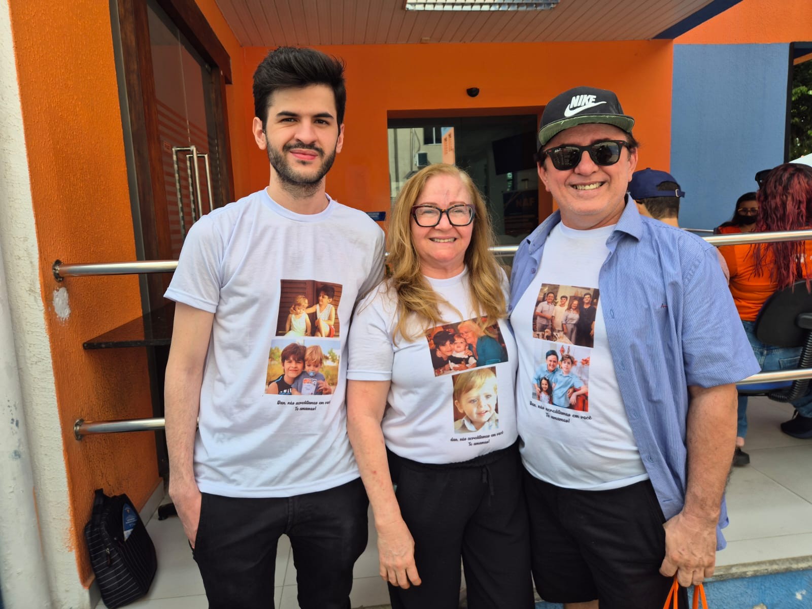 Pai e mãe dão apoio ao filho no dia do Enem 2025 com camisas e cartazes com fotos dele: 'Uma pequena homenagem'