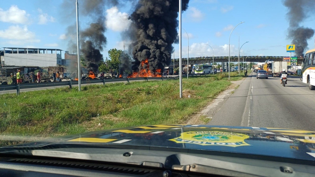 Protestos simultâneos bloqueiam avenidas e BR no Grande Recife; VÍDEO