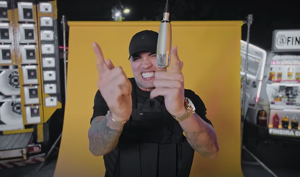 O cantor MC Brisola, que tem mais de 3,6 milhões de seguidores no Instagram. — Foto: Reprodução/Youtube