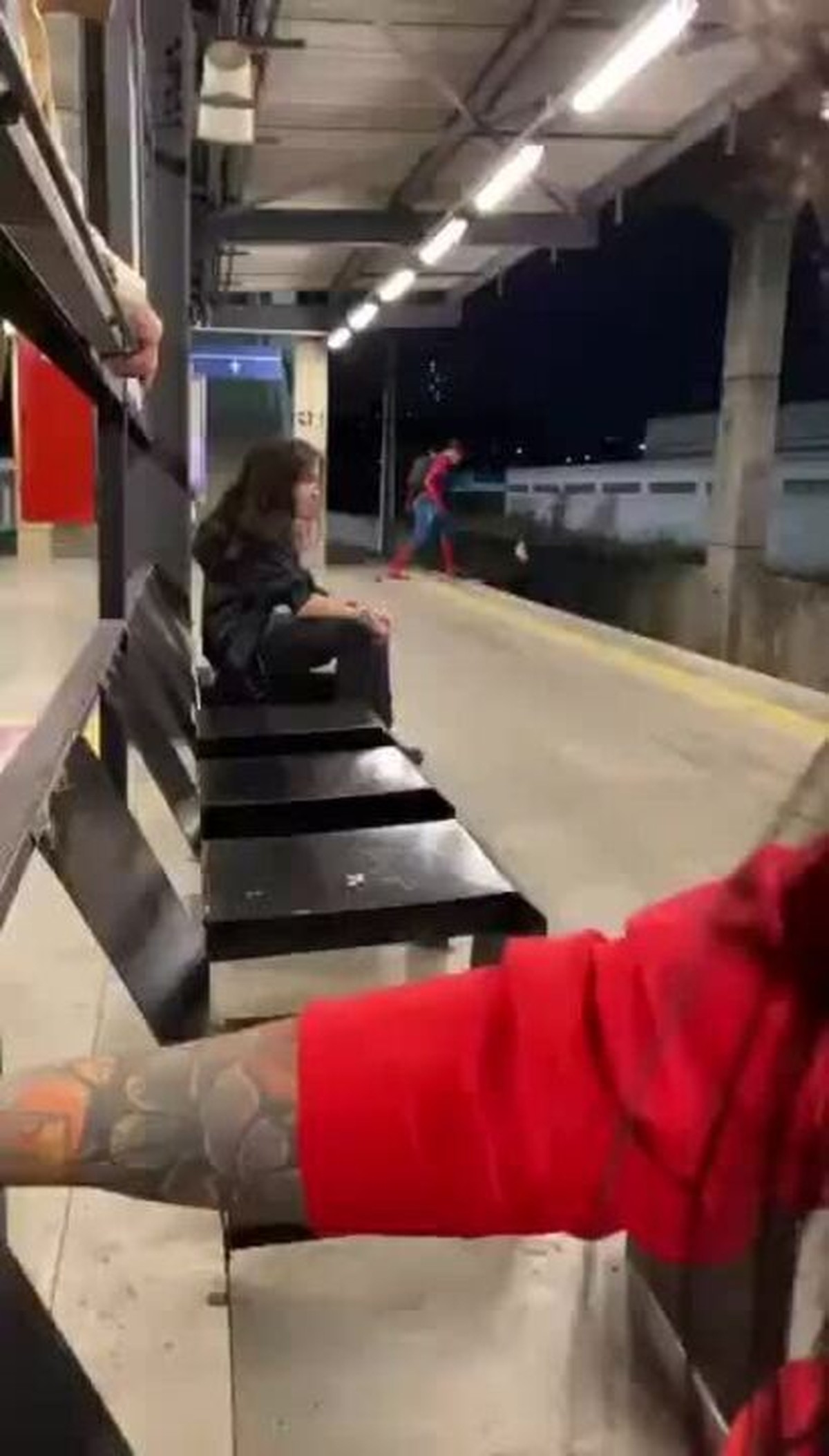 VÍDEO; Usuário do metrô agride 'Homem-Aranha' e é jogado nos trilhos pelo personagem 