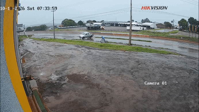 VÍDEO: ciclista consegue escapar segundos antes de caminhonete capotar e atingir bicicleta no Paraná