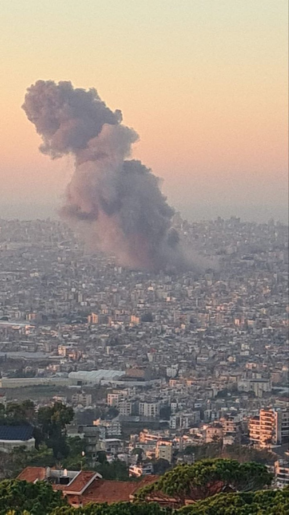 Nuvem de fumaça após bombardeio no sul de Beirute — Foto: Telegram/Reprodução