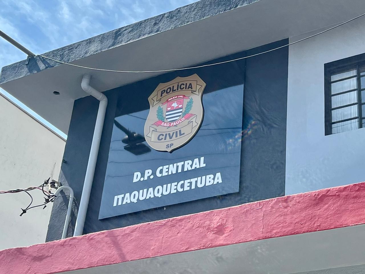 Homem é morto a tiros e corpo é encontrado em terreno baldio em Itaquaquecetuba