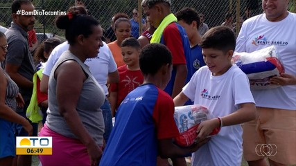 Menino realiza entrega de cestas básicas em Palmas após arrecadar alimentos em aniversário
