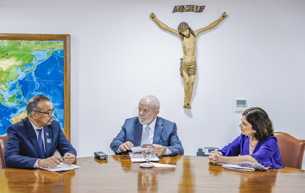 Tedros Adhanom, diretor-geral da OMS, presidente Lula e ministra da saúde, Nísia Trintada. — Foto: Ricardo Stuckert / Presidência da República