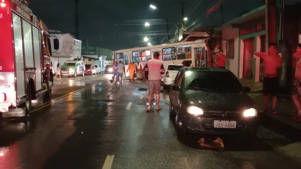 Ônibus bate em comércio em Manaus após ser atingido por carro que ultrapassou sinal vermelho
