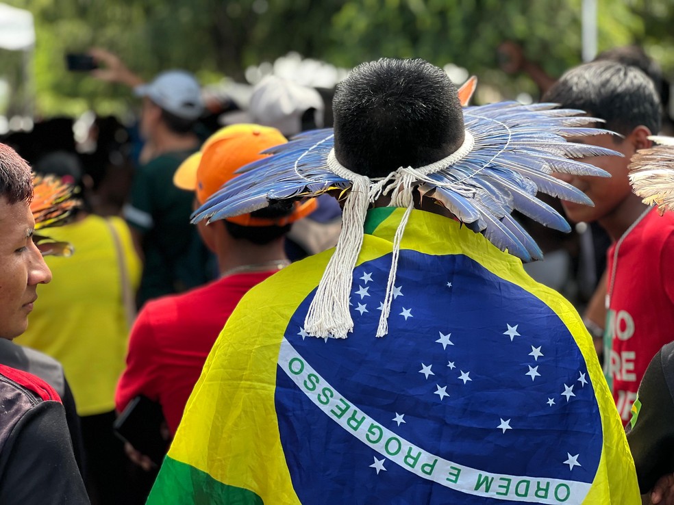 Indígena com a bandeira do Brasil em manifestação contra o Marco Temporal em Roraima — Foto: Caíque Rodrigues/g1 RR