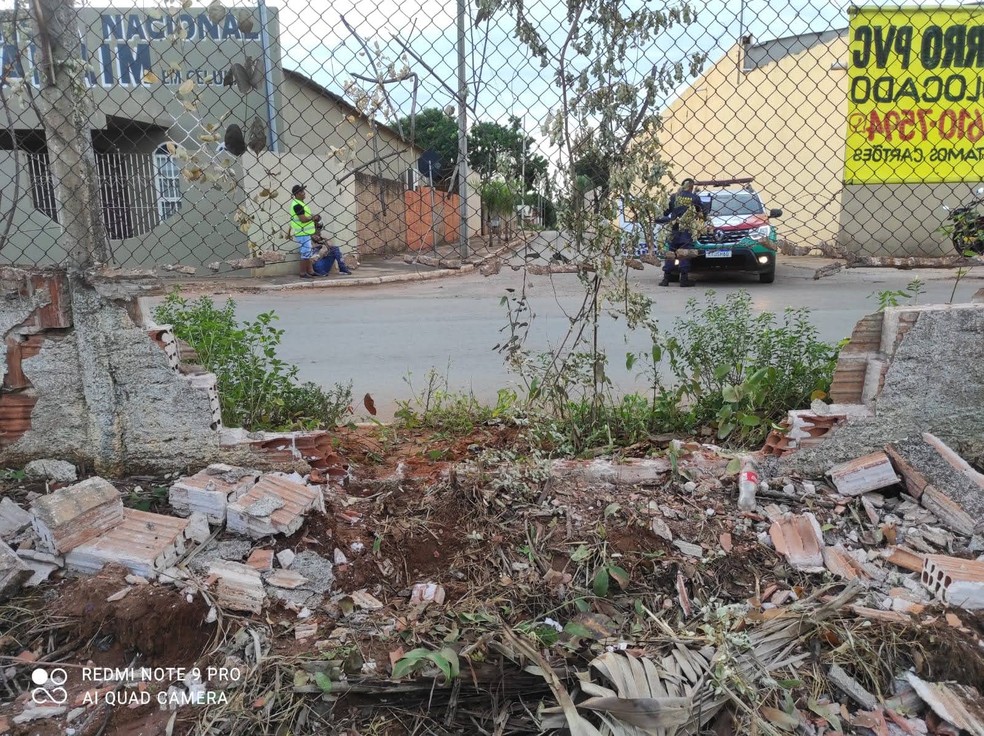 Grade de proteção e muro de terreno de aeroporto ficaram destruídos. — Foto: Guarda Municipal