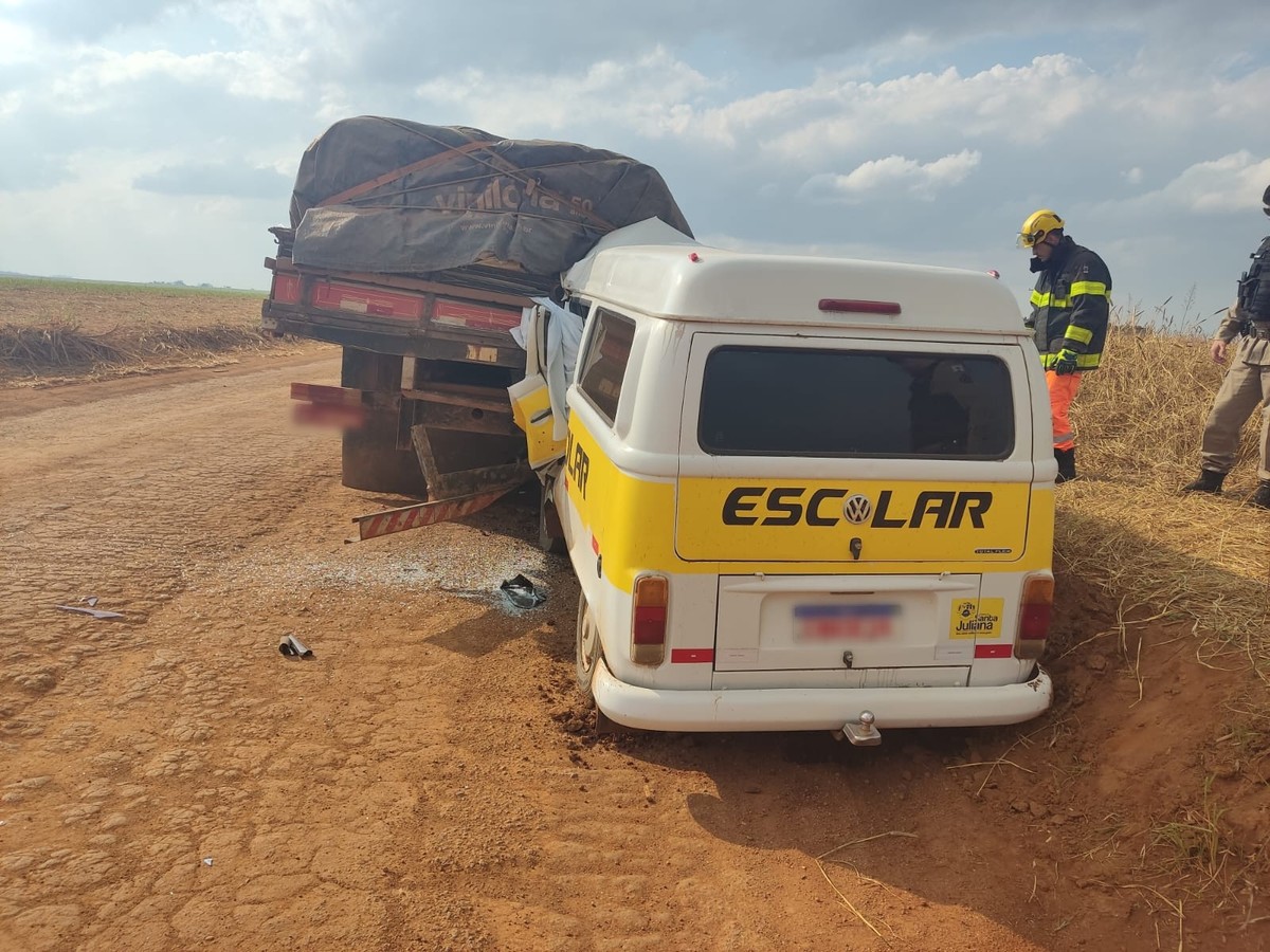 Motorista de Kombi morre ao bater em caminhão parado com defeito mecânico em Santa Juliana | Triângulo Mineiro | G1