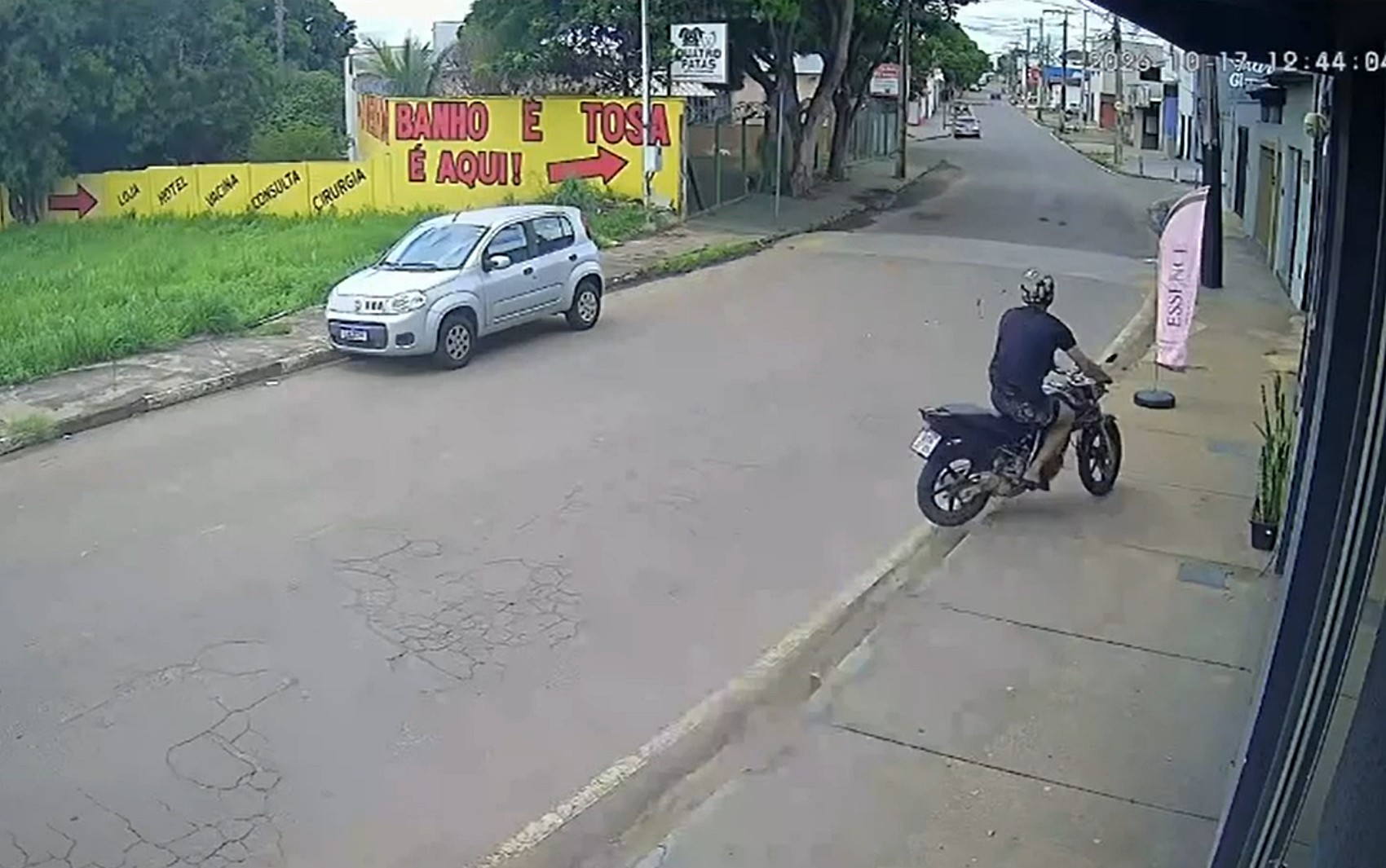 Jovem de 24 anos morre após bater moto contra poste em Passos, MG