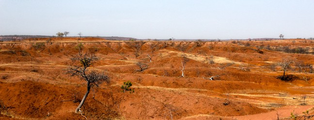 Voçorocas fazem parte da paisagem em Gilbués e podem se estender por quilômetros — Foto: Pedro Santiago/G1