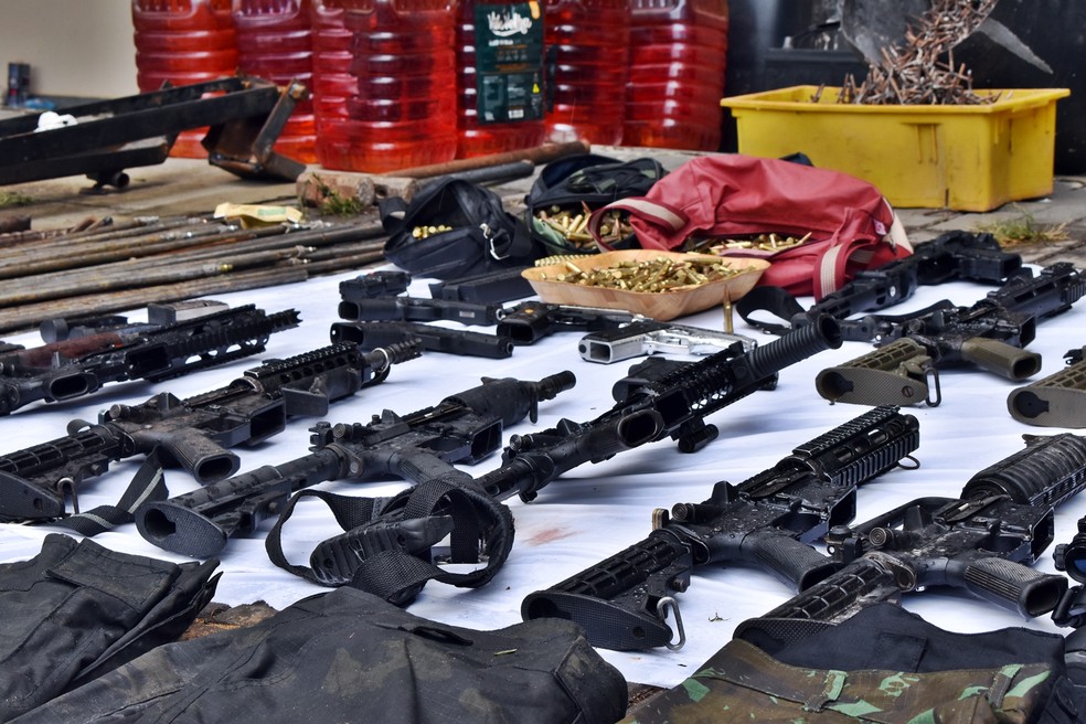 Armamento utilizado por suspeitos de integrar quadrilha de roubos a bancos que foram mortos em Varginha (MG) — Foto: Franco Junior/g1