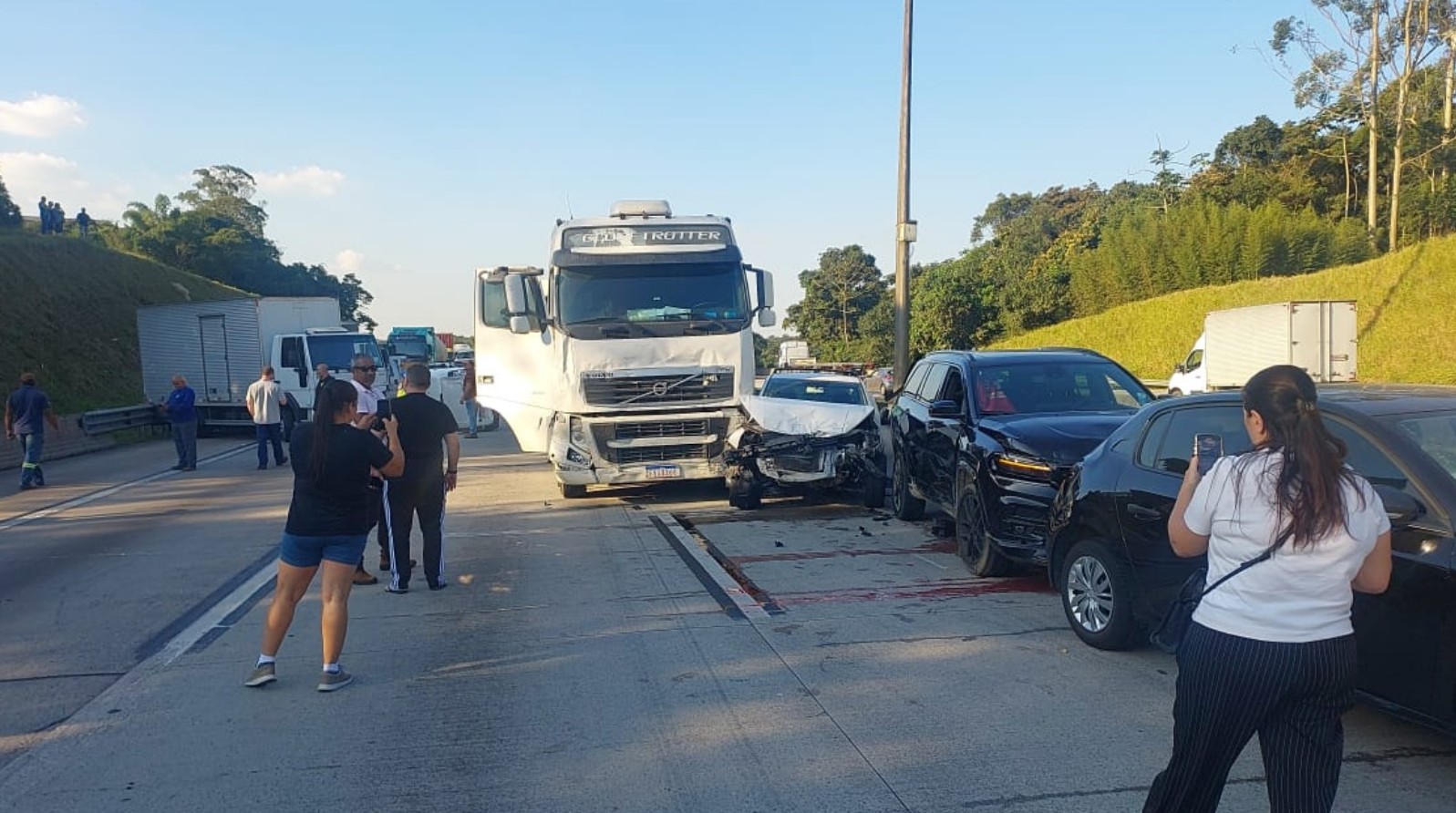 Engavetamento entre 14 veículos no Rodoanel deixa um ferido e provoca congestionamento em SP