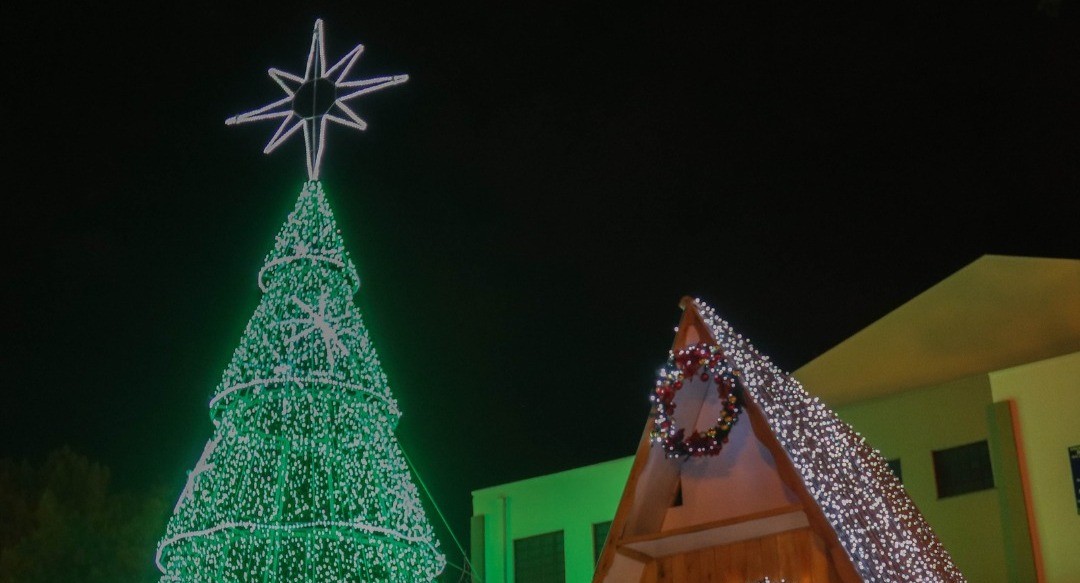 Decoração de Natal da prefeitura cai e deixa criança ferida em Sarandi