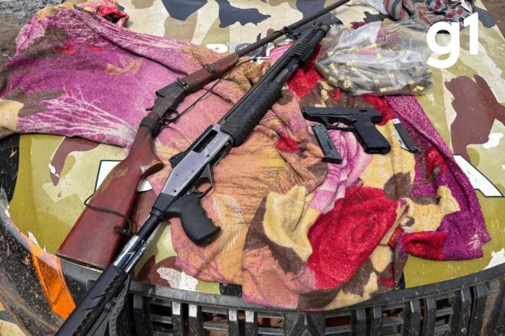 Com os presos, foram apreendidas três armas de fogo e 64 munições — Foto: Polícia Militar